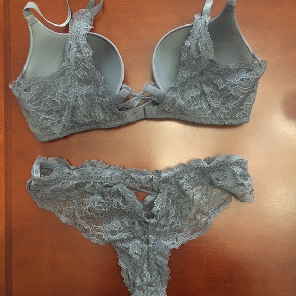 Victoria’s Secret Bra and Underwear Set 32C - Picture 2 of 5